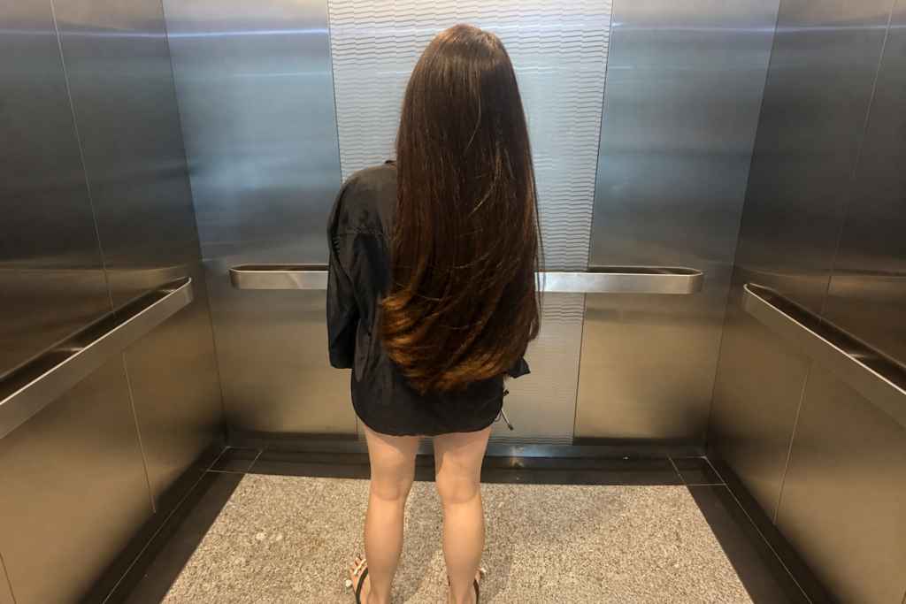 Detalle de productos y cuidados para fortalecer el cabello en la rutina diaria