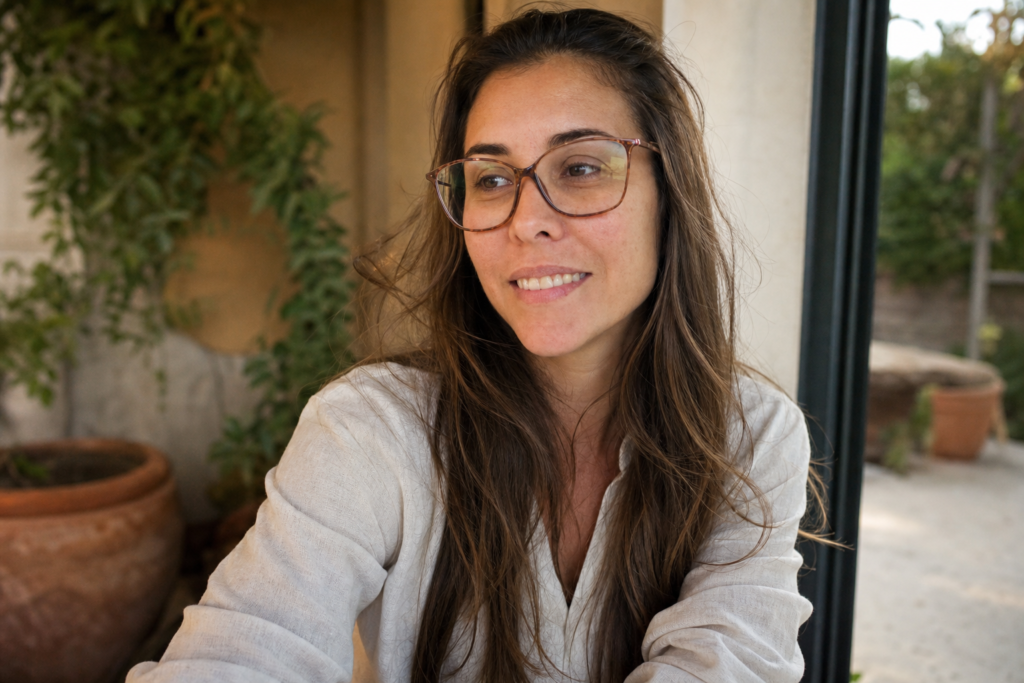 Mujer disfrutando de su cabello cuidado, resultado de constancia y autocuidado después de los 40
