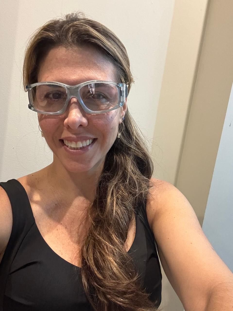 Mujer con lentes deportivos para jugar pádel después de los 40
