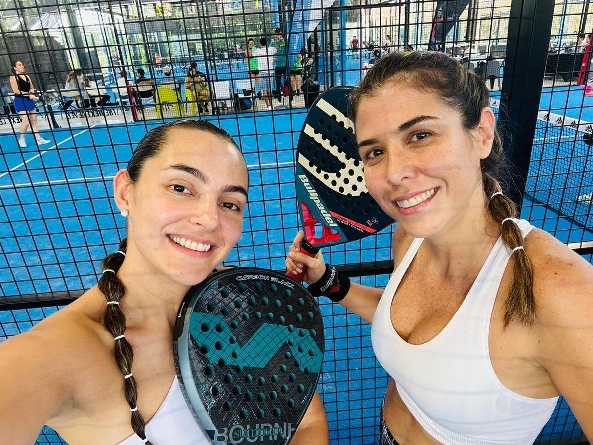 Mujer jugando pádel después de los 40, combinando pesas y pádel para mantenerse en forma