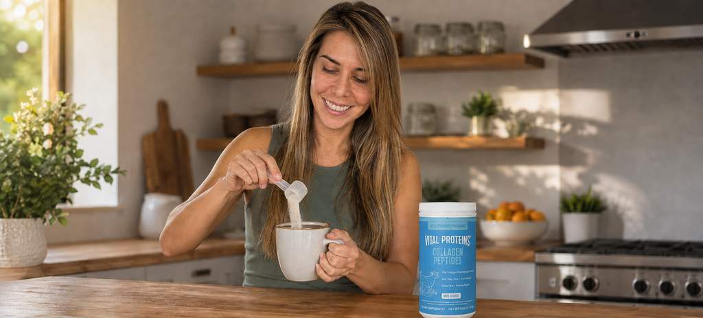 Yoanna sonriendo mientras agrega un scoop de colágeno Vital Proteins a su café de la mañana, con el envase de producto sobre el mesón de la cocina