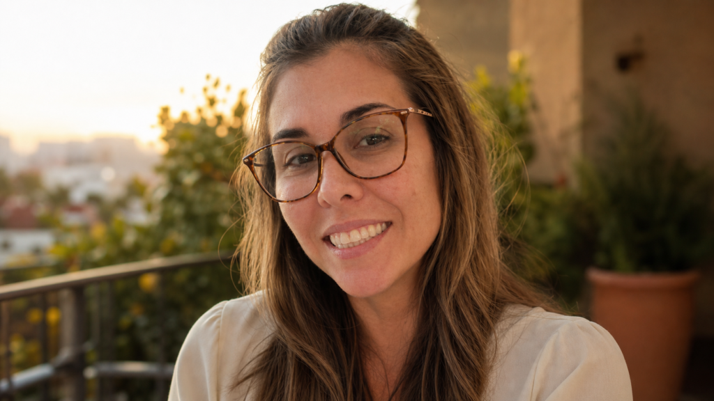 Mujer sonriente con lentes nuevos, viviendo con confianza la presbicia después de los 40